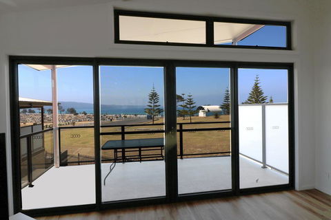 The Shore Break 6 Apartment - Maitland Accommodation 0