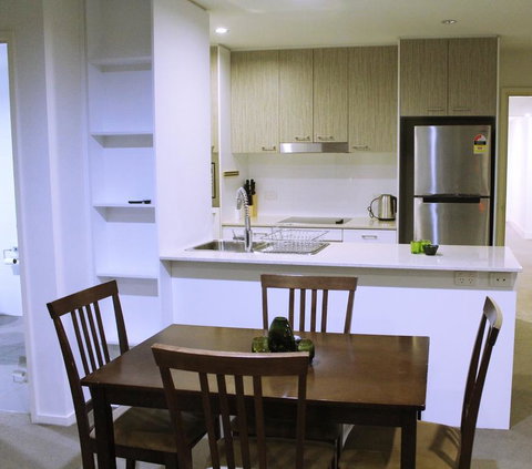 Tranquil, Relaxing Forrest Style Apartment - Braddon CBD - Maitland Accommodation 1