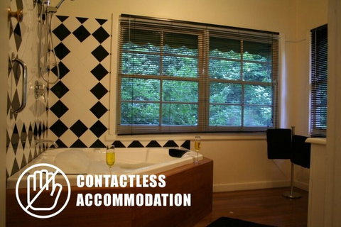 Tudor Cottages - Maitland Accommodation 3