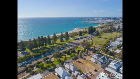 Ultra Stylish Fremantle Area - Maitland Accommodation 1