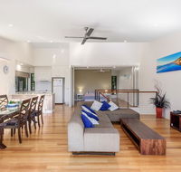 Unit 1 Rainbow Surf - Modern two storey townhouse with large shared pool close to beach and shop - Maitland Accommodation
