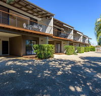 Unit 2 Rainbow Surf - Modern double storey townhouse with large shared pool close to beach and shops - Maitland Accommodation