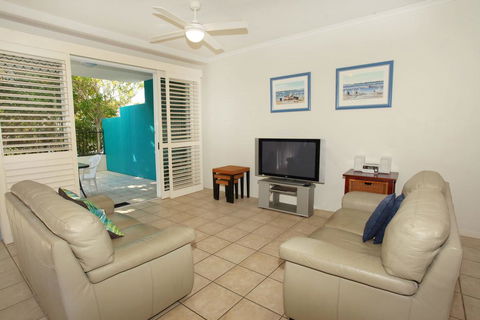 Unit 2, On The Park, 22 Frank Street Coolum Beach, 400 BOND, LINEN INCLUDED - Maitland Accommodation 3