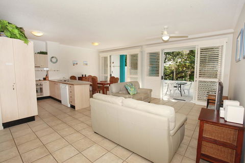 Unit 2, On The Park, 22 Frank Street Coolum Beach, 400 BOND, LINEN INCLUDED - Maitland Accommodation 2