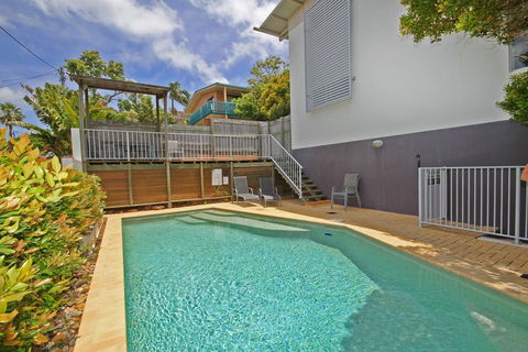 Unit 2, Sea Breeze Villas- 39 First Avenue Coolum - WIFI, 400 Bond - Maitland Accommodation 1