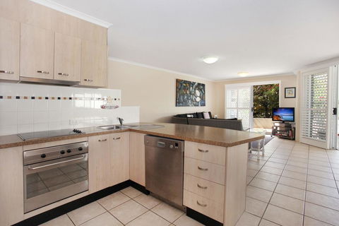 Unit 3, On The Park, 22 Frank Street Coolum Beach, 400 BOND, LINEN INCLUDED - Maitland Accommodation 2