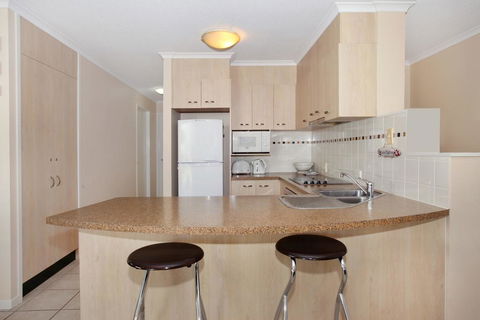 Unit 3, On The Park, 22 Frank Street Coolum Beach, 400 BOND, LINEN INCLUDED - Maitland Accommodation 3