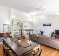 Unit 4 Rainbow Surf - Modern double storey townhouse with large shared pool close to beach and shop - Maitland Accommodation