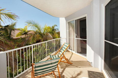 Unit 4, Coolum Sands Apartments, 34 First Avenue Coolum Beach, 400 BOND, LINEN SUPPLIED - Maitland Accommodation 1