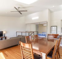 Unit 5 Rainbow Surf - Modern double storey townhouse with large shared pool close to beach and shop - Maitland Accommodation