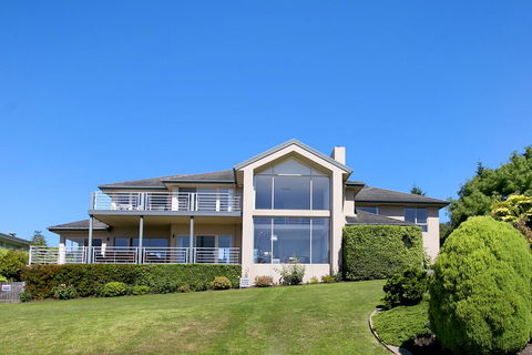 Vue De La Mer Luxury Family Retreat With Tennis Court, Pool, Spa, Water Views - Maitland Accommodation 1