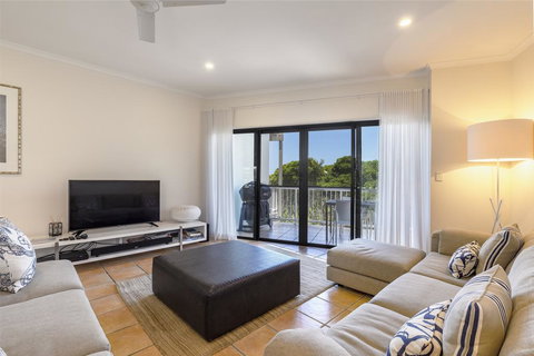 Wake Up To Ocean Views In Stylish Comfort - Maitland Accommodation 2