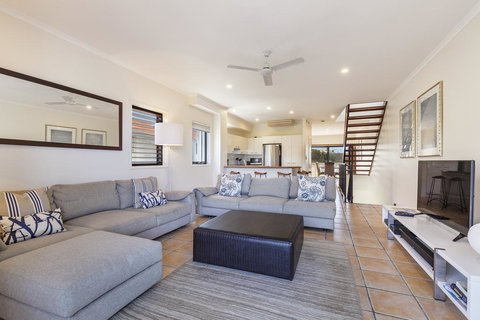 Wake Up To Ocean Views In Stylish Comfort - Maitland Accommodation 1