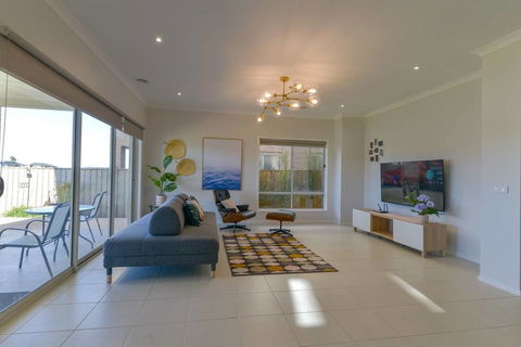 Waterfront Grand Villa For Big Group - Maitland Accommodation 0