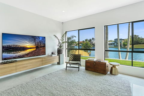 Waterfront Wonder, Noosa Waters - Maitland Accommodation 3