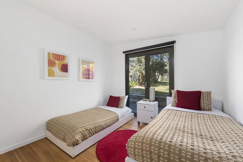 Beach And Reef - Maitland Accommodation 11