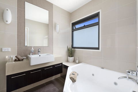 Beach And Reef - Maitland Accommodation 7