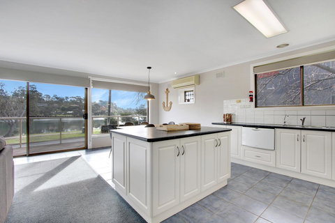 Hybiscus Waterfront Apartments - Maitland Accommodation 7