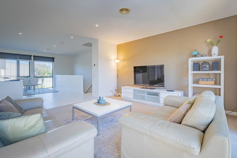 Stylish 3 Bedroom Townhouse - Free Parking - Maitland Accommodation 1
