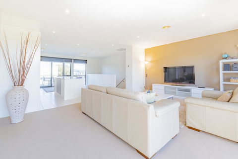 Stylish 3 Bedroom Townhouse - Free Parking - Maitland Accommodation 4