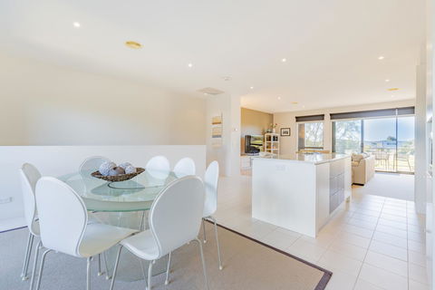 Stylish 3 Bedroom Townhouse - Free Parking - Maitland Accommodation 14