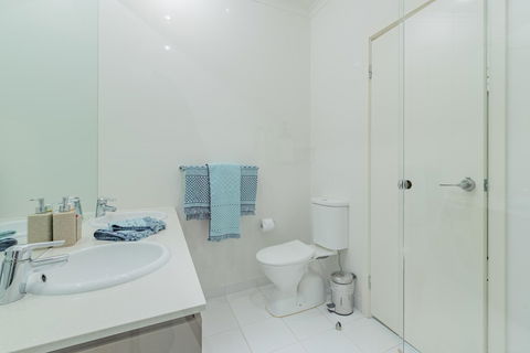 Stylish 3 Bedroom Townhouse - Free Parking - Maitland Accommodation 18