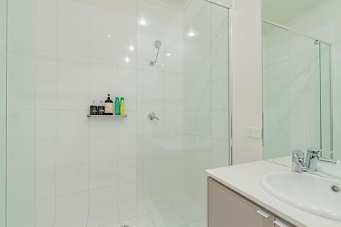 Stylish 3 Bedroom Townhouse - Free Parking - Maitland Accommodation 17
