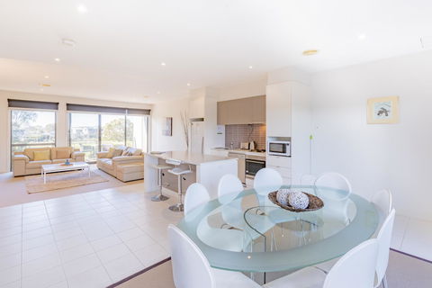 Stylish 3 Bedroom Townhouse - Free Parking - Maitland Accommodation 2