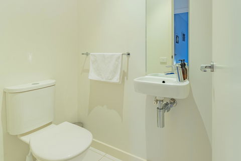 Stylish 3 Bedroom Townhouse - Free Parking - Maitland Accommodation 22