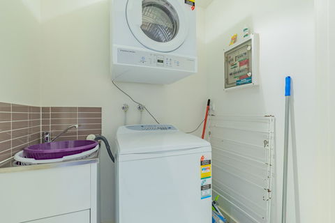 Stylish 3 Bedroom Townhouse - Free Parking - Maitland Accommodation 21