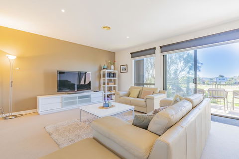 Stylish 3 Bedroom Townhouse - Free Parking - Maitland Accommodation 9