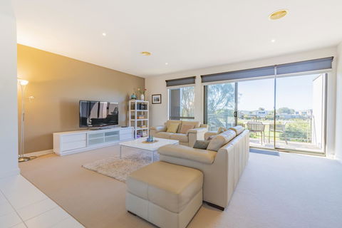 Stylish 3 Bedroom Townhouse - Free Parking - Maitland Accommodation 15