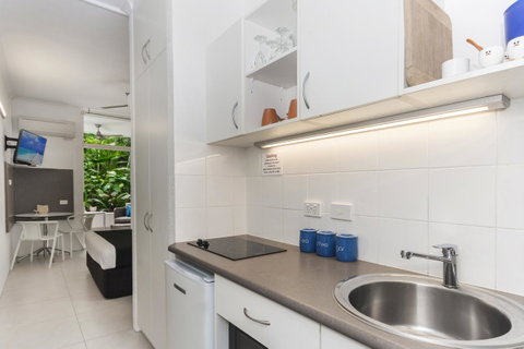 By The Sea Port Douglas - Maitland Accommodation 13
