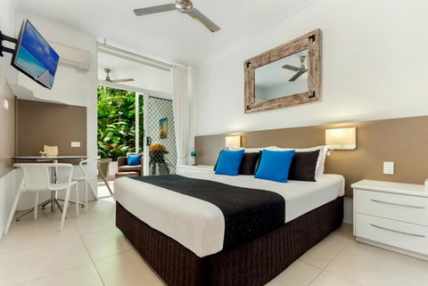 By The Sea Port Douglas - Maitland Accommodation 11