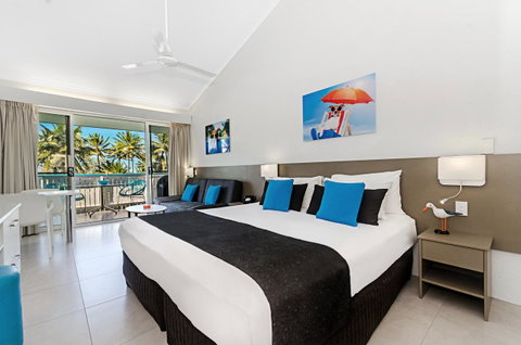 By The Sea Port Douglas - Maitland Accommodation 4