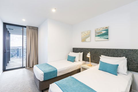 Boardwalk Burleigh Beach - Official - Maitland Accommodation 10