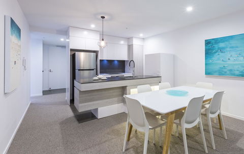 Boardwalk Burleigh Beach - Official - Maitland Accommodation 29