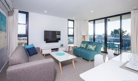 Boardwalk Burleigh Beach - Official - Maitland Accommodation 36