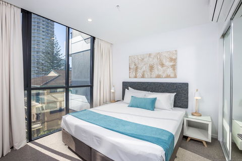 Boardwalk Burleigh Beach - Official - Maitland Accommodation 37