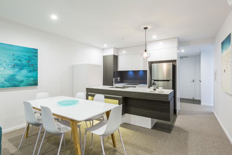 Boardwalk Burleigh Beach - Official - Maitland Accommodation 8