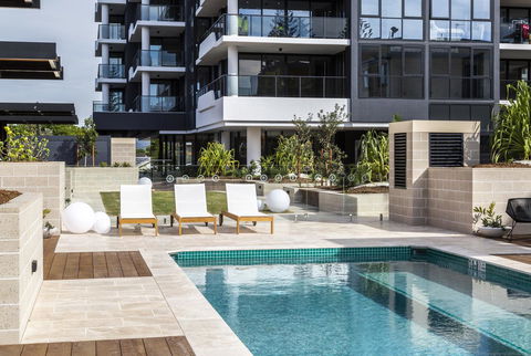 Boardwalk Burleigh Beach - Official - Maitland Accommodation 3