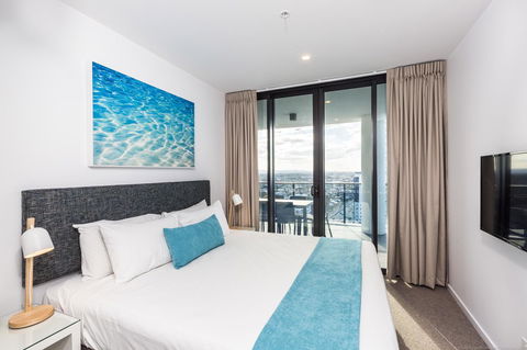 Boardwalk Burleigh Beach - Official - Maitland Accommodation 13