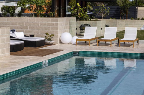 Boardwalk Burleigh Beach - Official - Maitland Accommodation 35