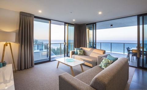Boardwalk Burleigh Beach - Official - Maitland Accommodation 6