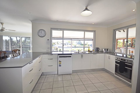 Bribie Island Canal Holiday Destination! - Maitland Accommodation 5