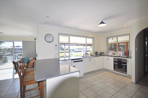 Bribie Island Canal Holiday Destination! - Maitland Accommodation 6
