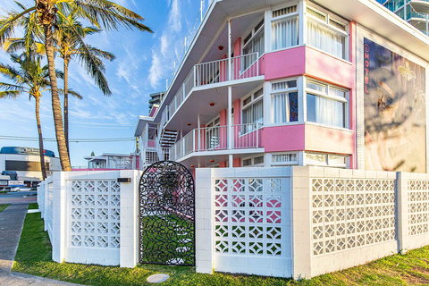 The Pink Hotel Coolangatta - Maitland Accommodation 1