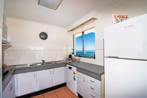 Seacrest Beachfront Apartments Surfers Paradise - Maitland Accommodation 7