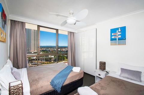 Seacrest Beachfront Apartments Surfers Paradise - Maitland Accommodation 3