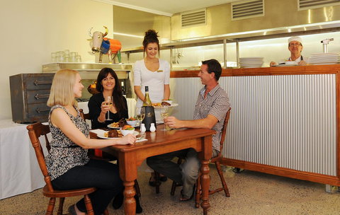 Cairns Queenslander Hotel & Apartments - Maitland Accommodation 11